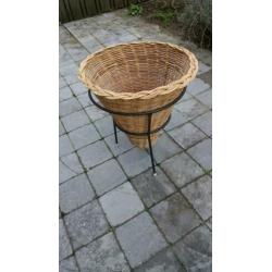 Grote ronde rieten mand in ijzeren frame
