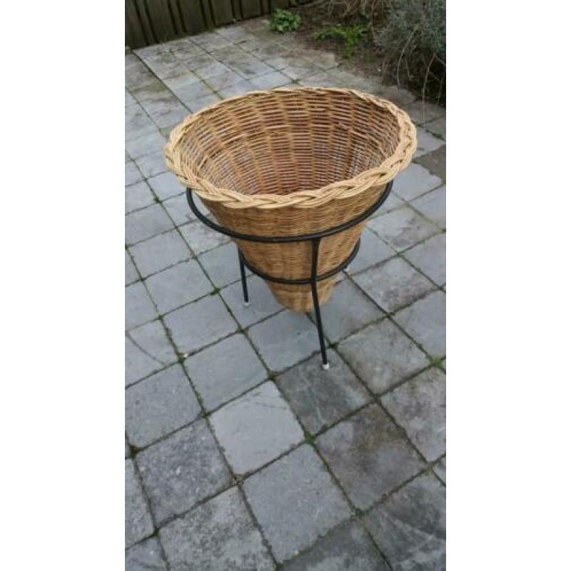 Grote ronde rieten mand in ijzeren frame