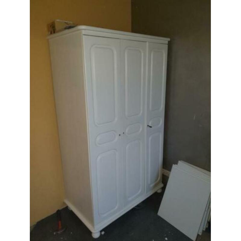 Nog een mooie witte kast is ge verft afm zijn l110 b62 h195