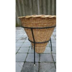 Grote ronde rieten mand in ijzeren frame