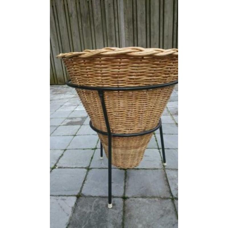Grote ronde rieten mand in ijzeren frame