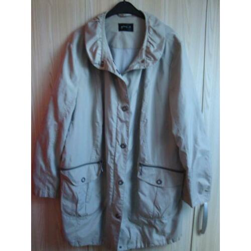 Maat 54. Beige zomer jas met subtiele glans