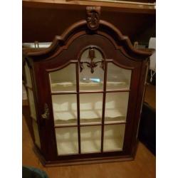 Vitrine kast met inhoud