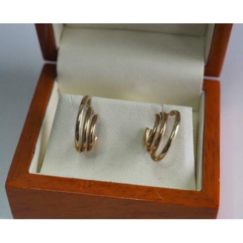 14 krt gouden oorbellen / halfcreolen met ieder drie ringen