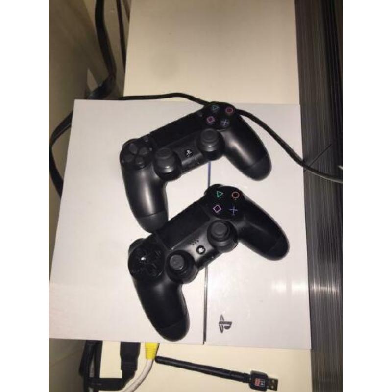PlayStation 4 500 gb plus gta 5 Edison en twee controllers