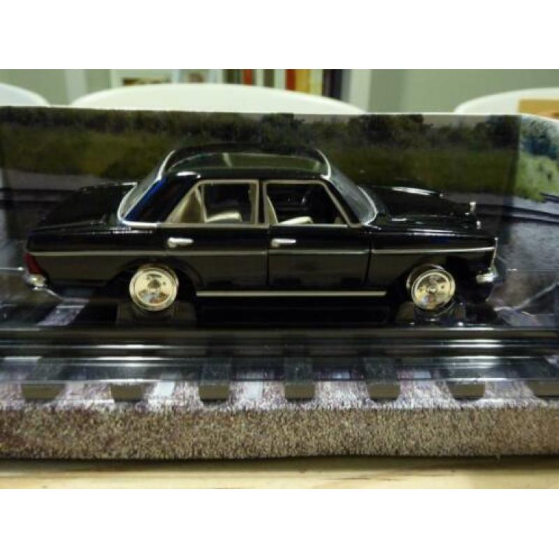 Mercedes Saloon, 007 'Octopussy' 1:36