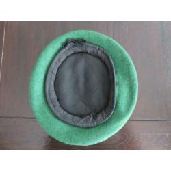 Engelse postwar groene baret maat 7½ Intelligence Corps