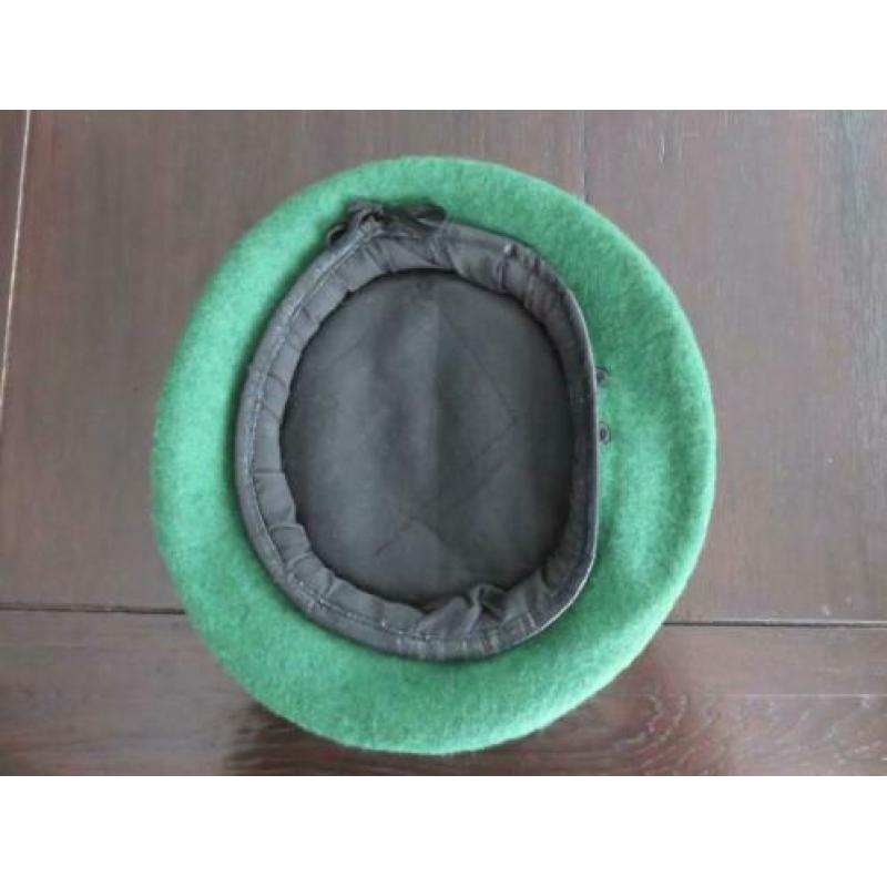 Engelse postwar groene baret maat 7½ Intelligence Corps