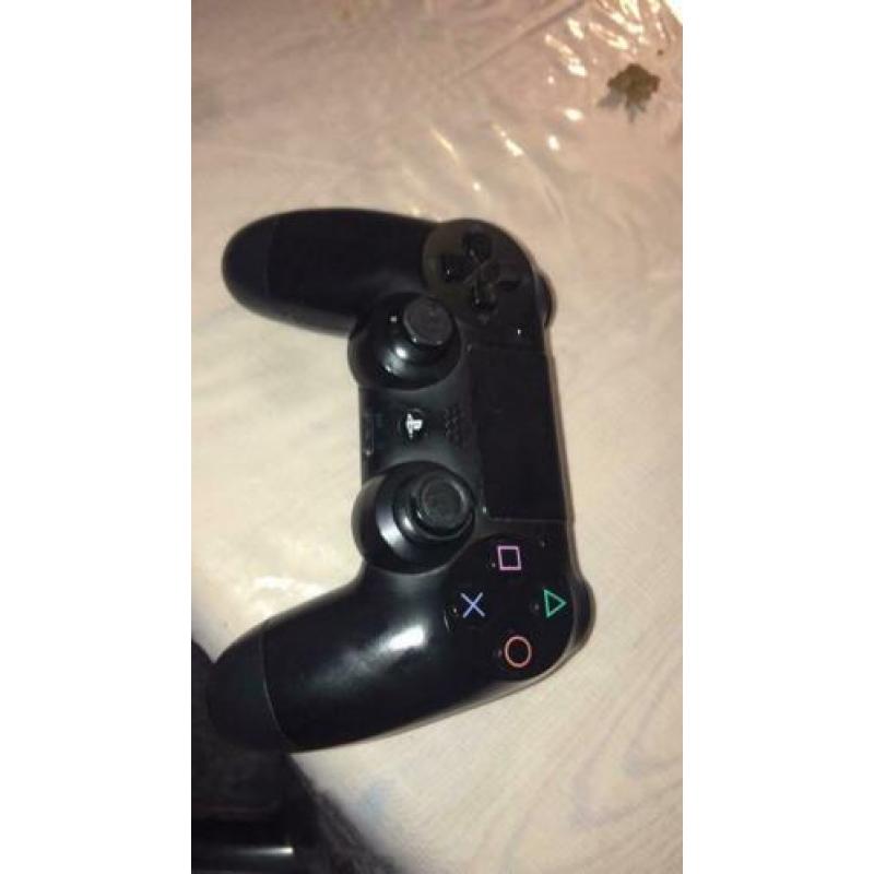 PlayStation 4 500 gb plus gta 5 Edison en twee controllers