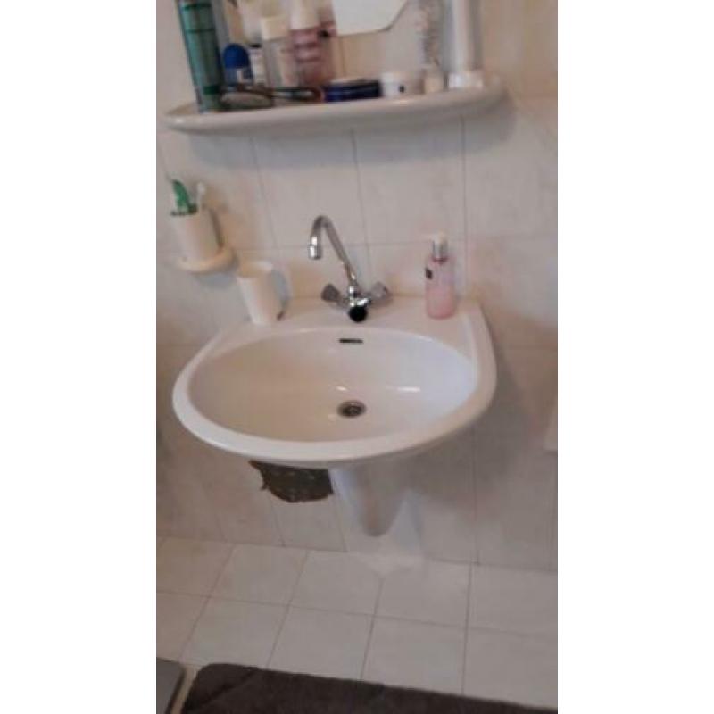 Nog mooie , hele en nette wasbak met koud en warm water kraa