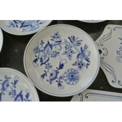 < 5xAntieke Schotels Louis Regout -Gemerkt met een R >
