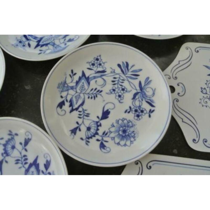 < 5xAntieke Schotels Louis Regout -Gemerkt met een R >