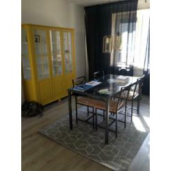 glazen eettafel met gratis stoelen
