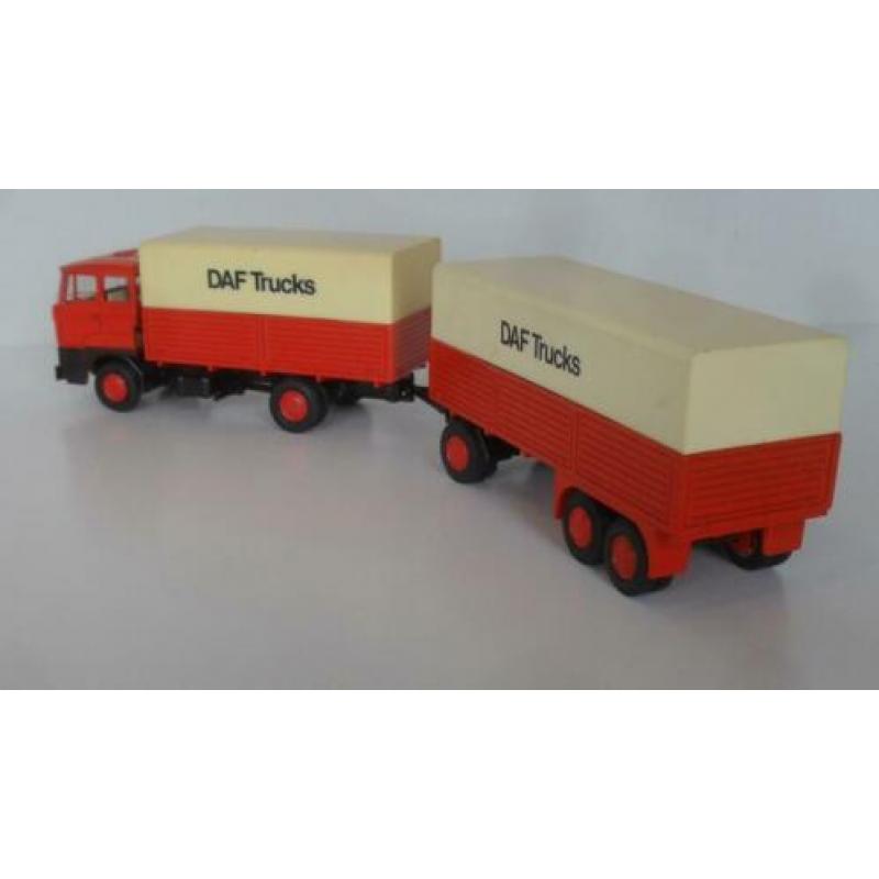 Lion Car Classic DAF FA 2800 / met 3-as aanhangwagen.