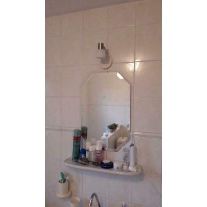 Nog mooie , hele en nette wasbak met koud en warm water kraa
