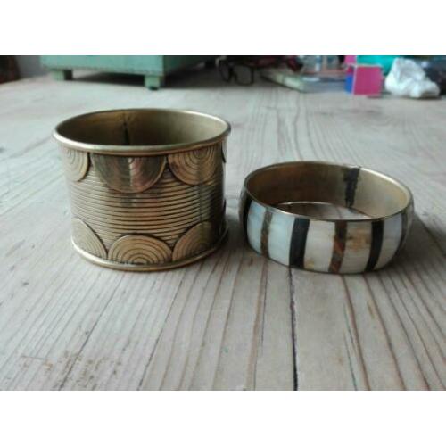 parelmoerarmband en bewerkte armband 7 cm doorsnee € 6