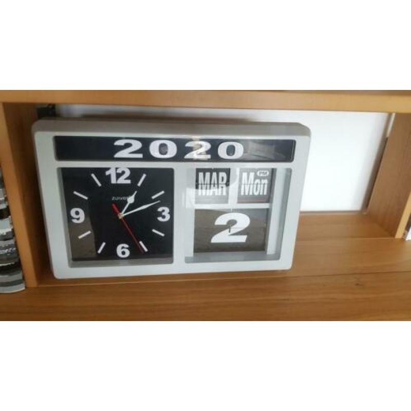 Klok Zuiver Flip met datum