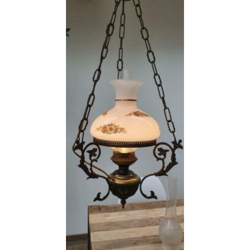 Antieke lamp met glazen kap