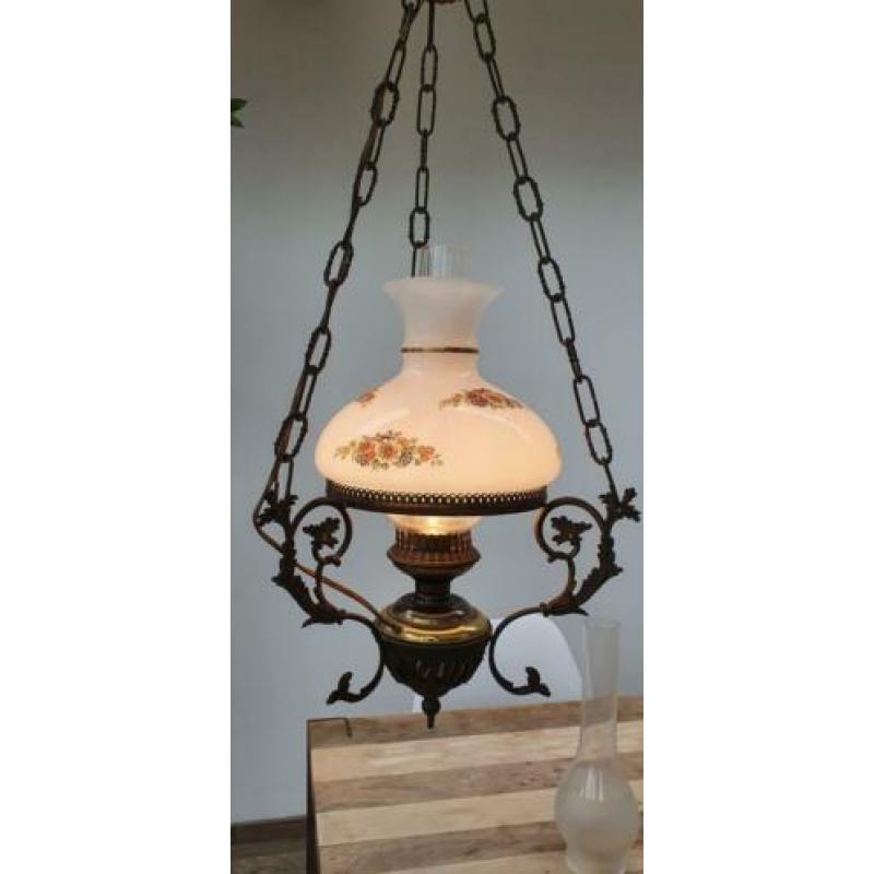 Antieke lamp met glazen kap