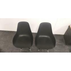 2 design kuip stoeltes van hard kunstof