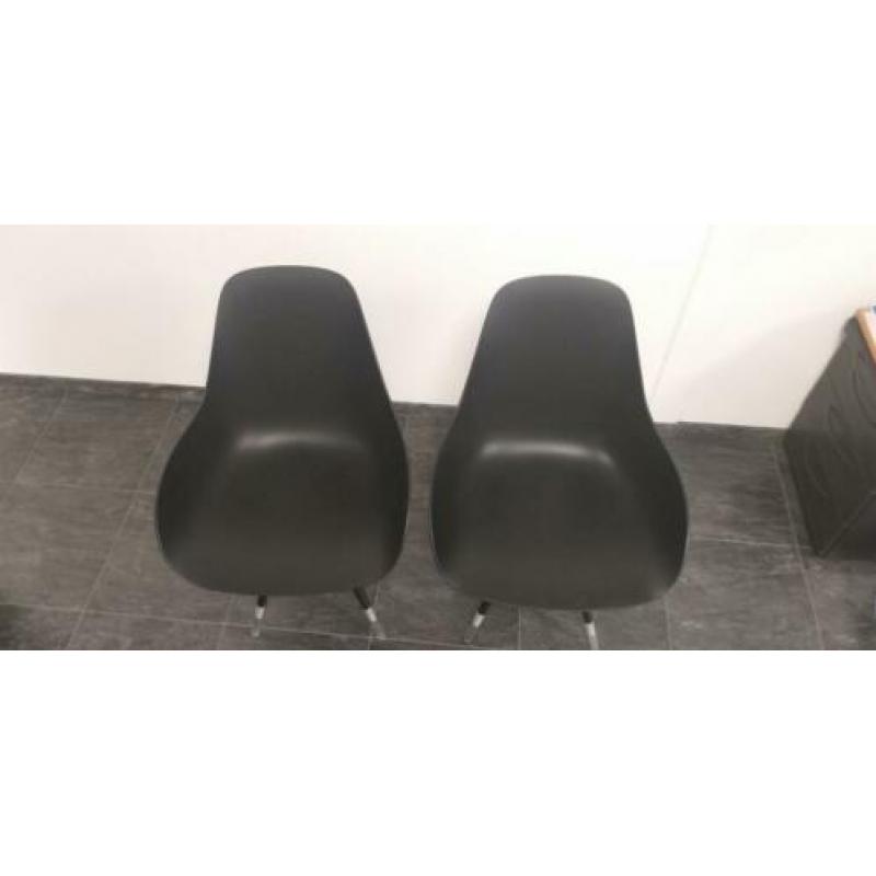 2 design kuip stoeltes van hard kunstof