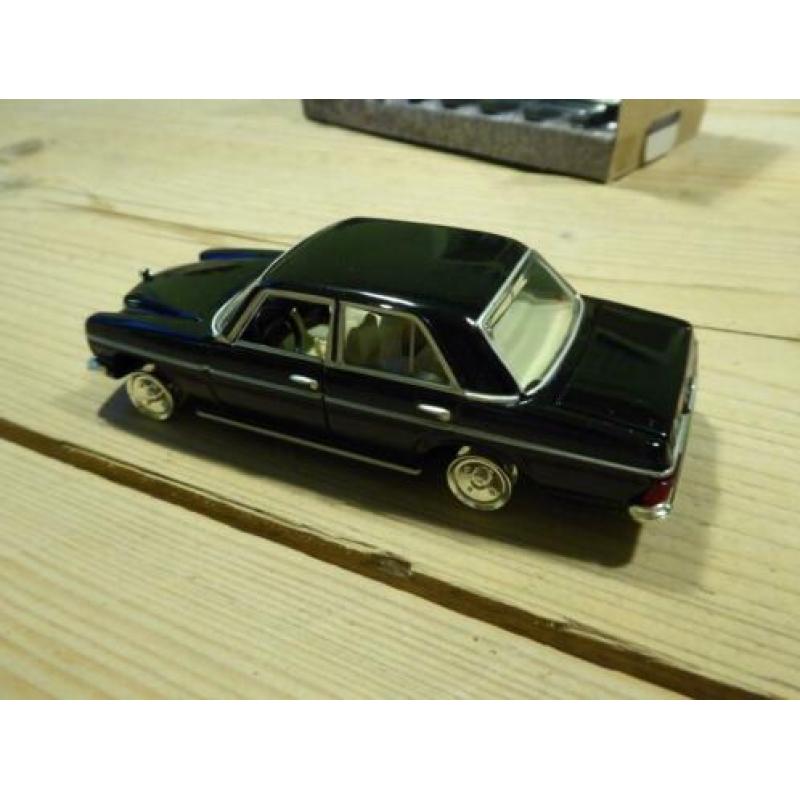Mercedes Saloon, 007 'Octopussy' 1:36