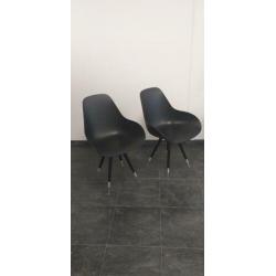 2 design kuip stoeltes van hard kunstof