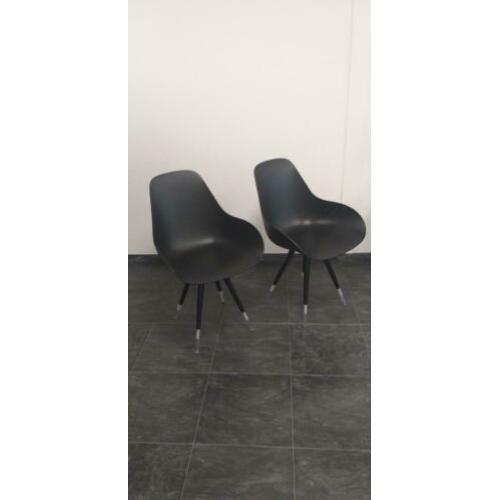 2 design kuip stoeltes van hard kunstof