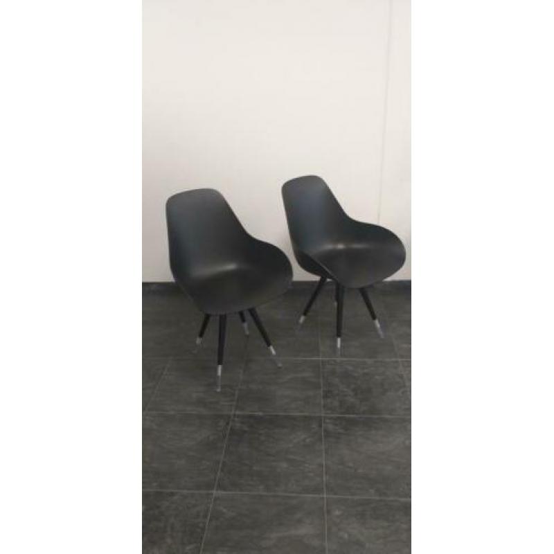 2 design kuip stoeltes van hard kunstof
