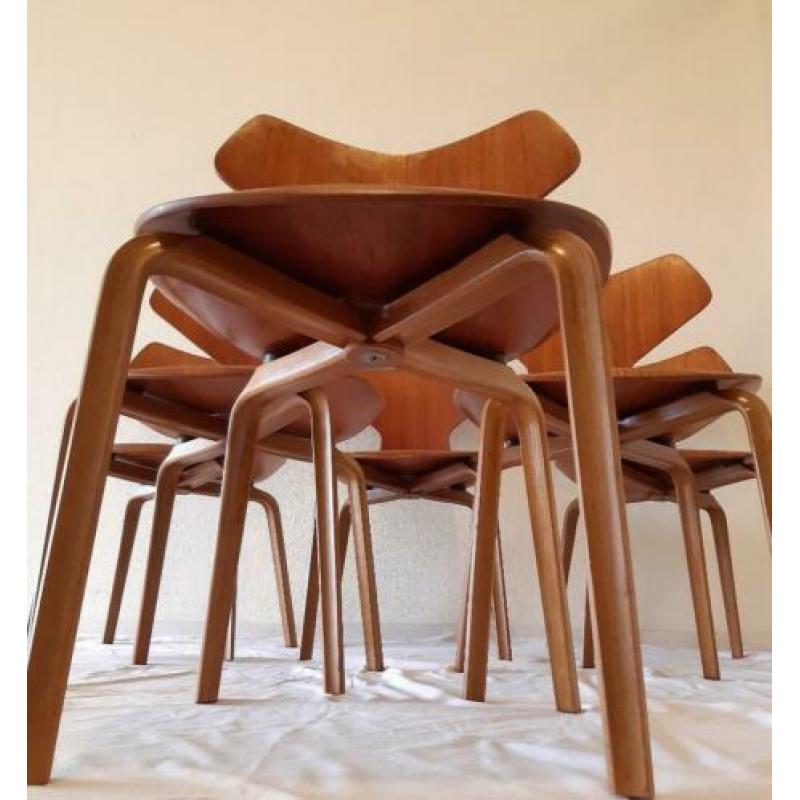 Top design Grand Prix chair Fritz Hansen by Arne Jacobsen