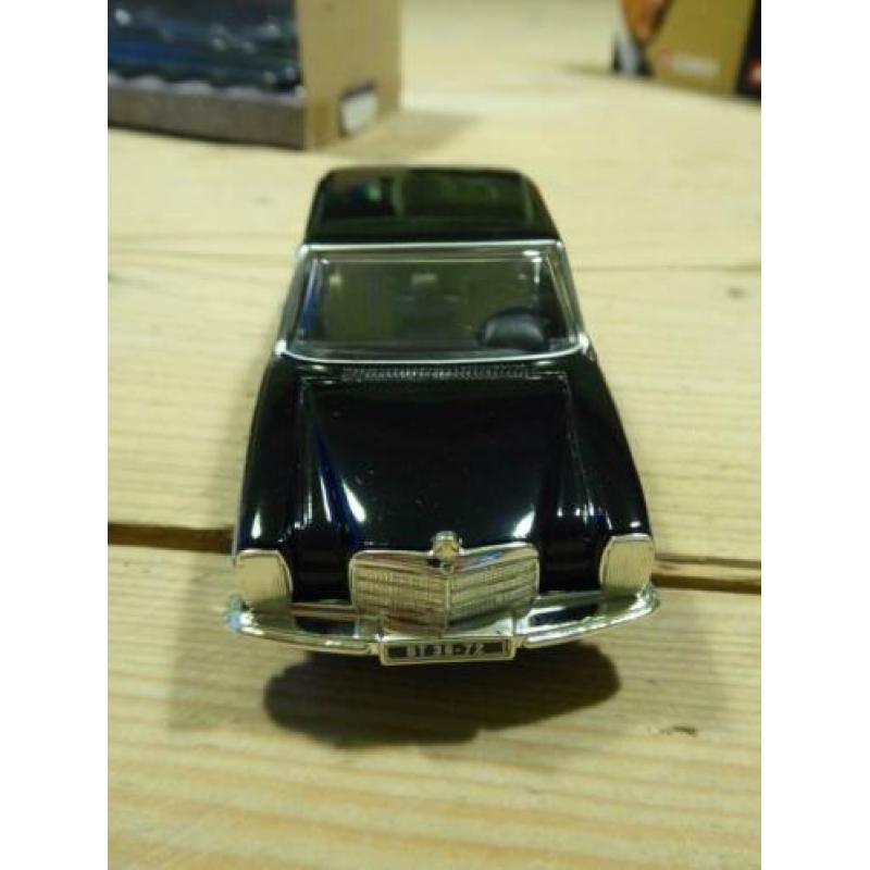 Mercedes Saloon, 007 'Octopussy' 1:36