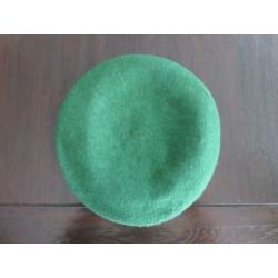 Engelse postwar groene baret maat 7½ Intelligence Corps