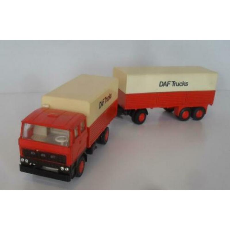Lion Car Classic DAF FA 2800 / met 3-as aanhangwagen.