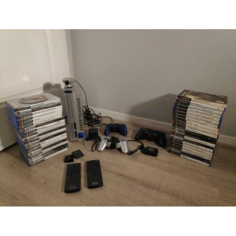 PS2 set met 40 games 3 controllers en veel toebehoren!