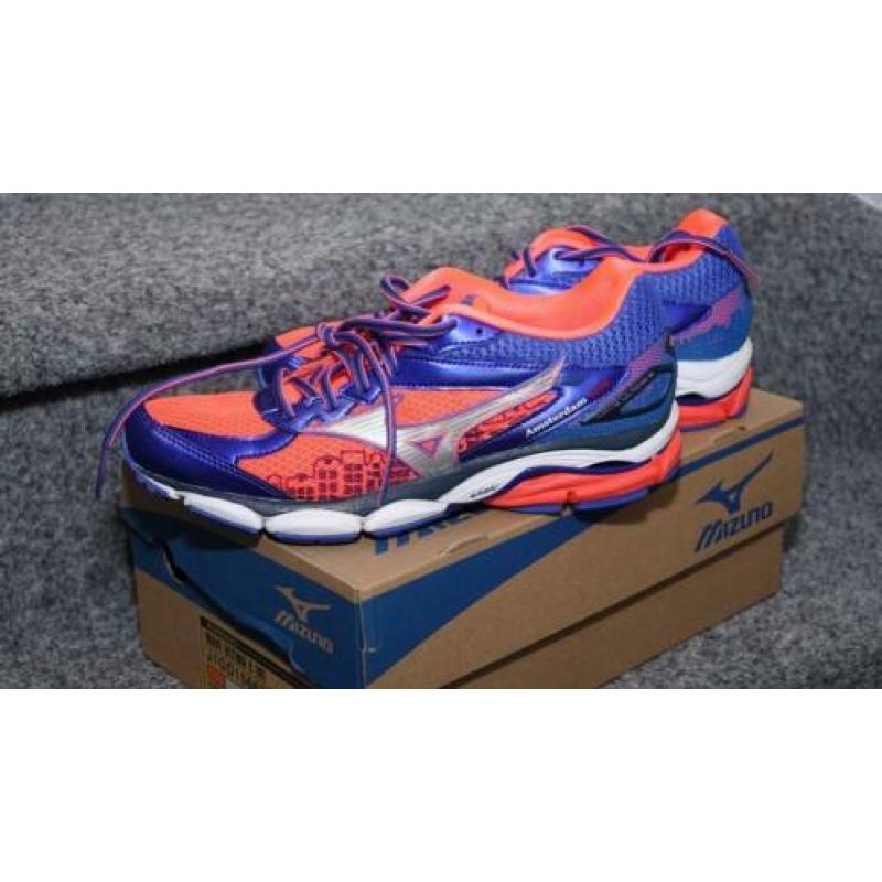 splinternieuwe hardloopschoenen van MIZUNO WAVE