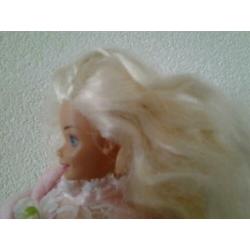 Barbie met stoffen lijf.