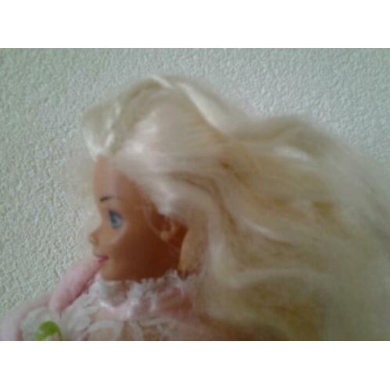 Barbie met stoffen lijf.