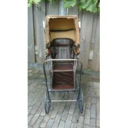 Antieke poppenwagen