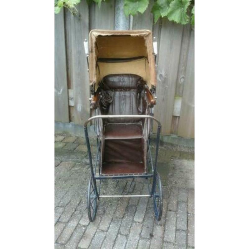 Antieke poppenwagen