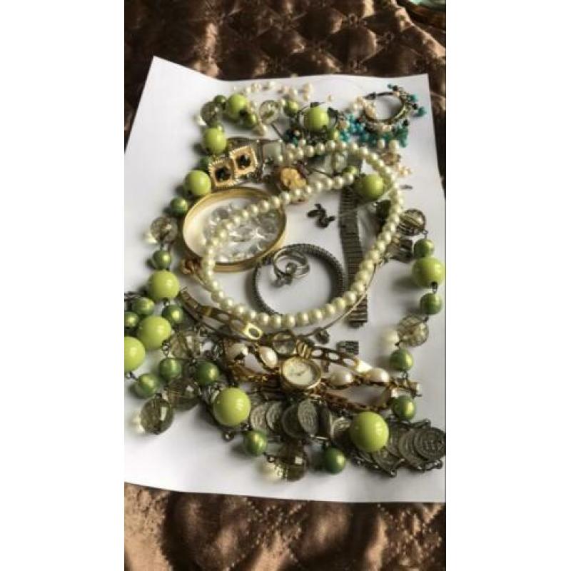 Lot van sieraden