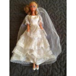 Wegens overcompleet te koop 5 Barbies en 1 Ken