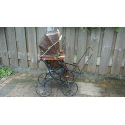 Antieke poppenwagen
