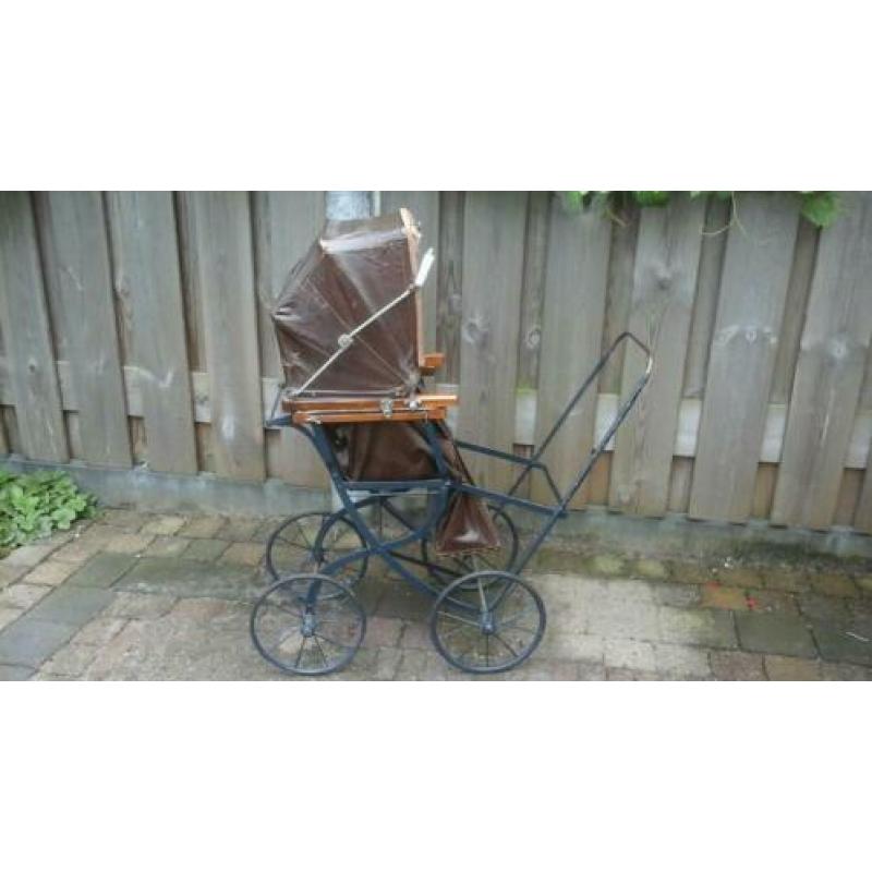 Antieke poppenwagen