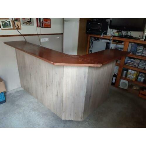 bar met krukken