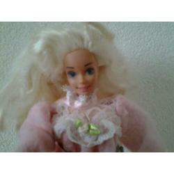 Barbie met stoffen lijf.