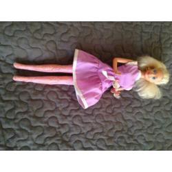 Wegens overcompleet te koop 5 Barbies en 1 Ken