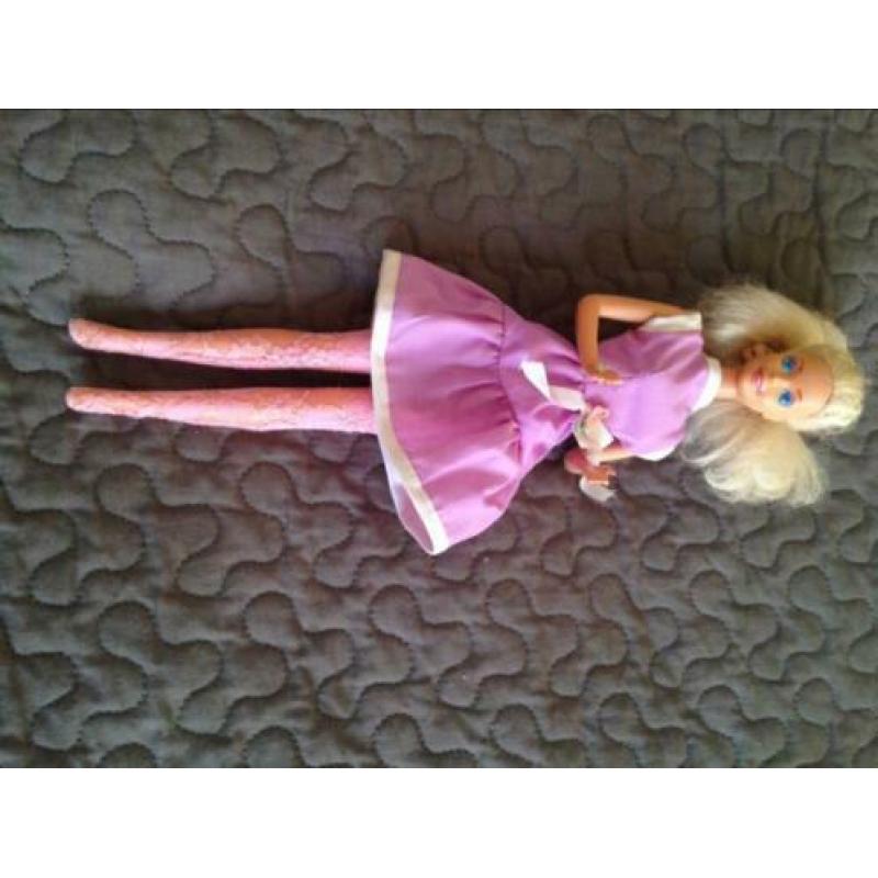 Wegens overcompleet te koop 5 Barbies en 1 Ken