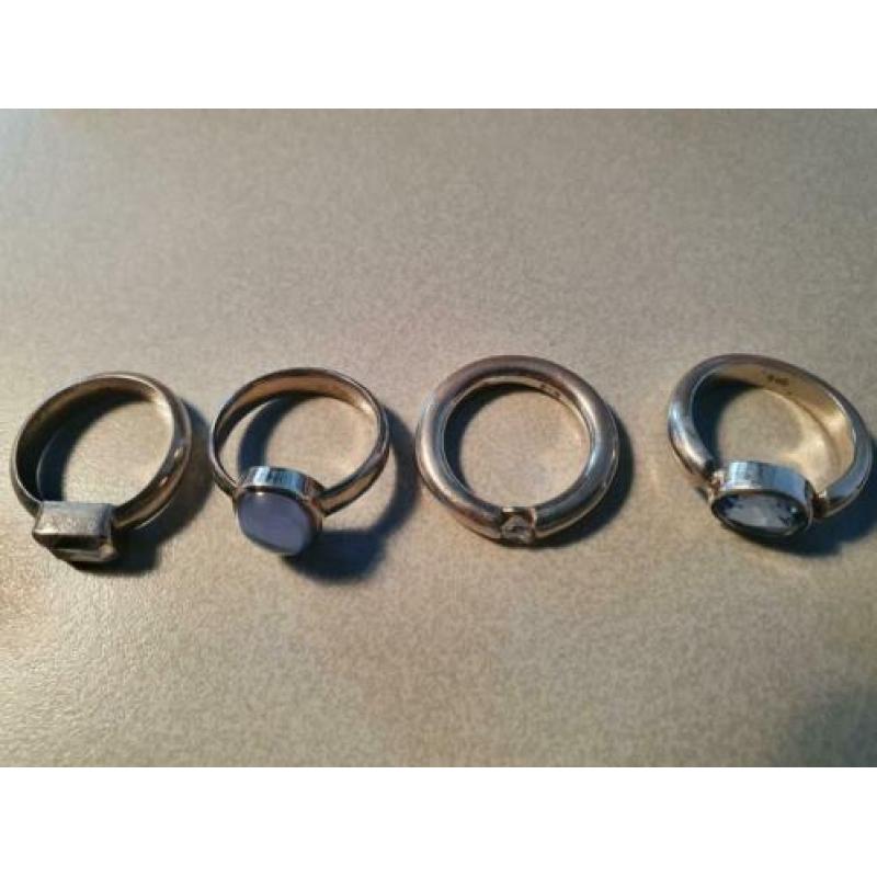 4 ringen, zilver, met steen