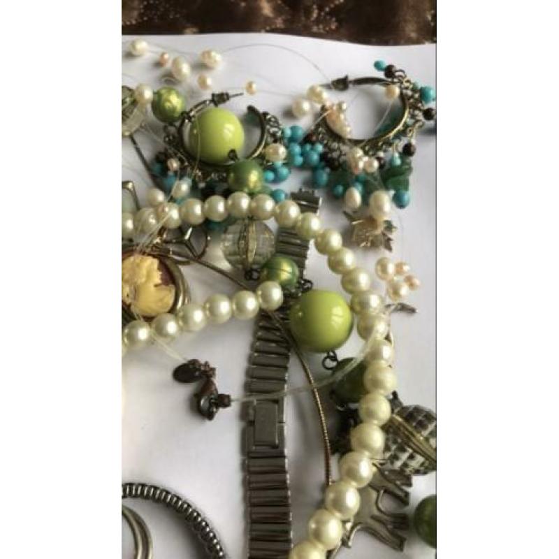 Lot van sieraden