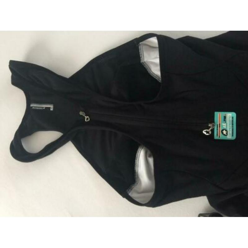 Assos fietsjack iJ.tiBuru.4 en fietsbroek met betels